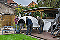 TSO - Bis zum Aufbau werden die Bauteile unter der Pergola zwischengelagert 