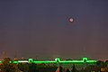 TSO - Der total verfinsterte Mond und der Planet Mars über der Tengelmann-Zentrale in Mülheim-Speldorf