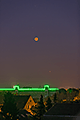 TSO - Der total verfinsterte Mond und der Planet Mars über der Tengelmann-Zentrale in Mülheim-Speldorf