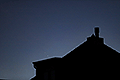 TSO - Von der Sternwarte aus gesehen stehen Jupiter und Saturn am Abend des 18.12. nach Einbruch der Dunkelheit nur noch knapp über dem Dach des Nachbarhauses.